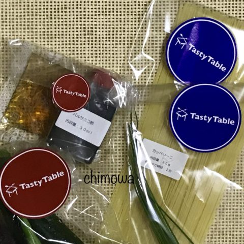 主菜・副菜を区別する赤と青のシールの写真