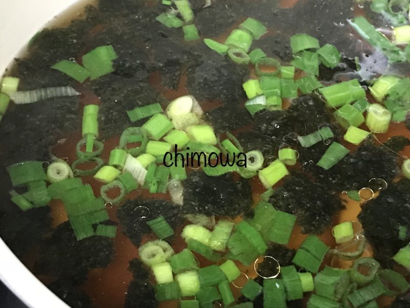 イセタンドア　ミールキットの出来上がったばかりで鍋に入っている韓国風スープの写真